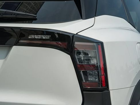 Used 2025 Nissan Kicks SV AWD/4WD image 8