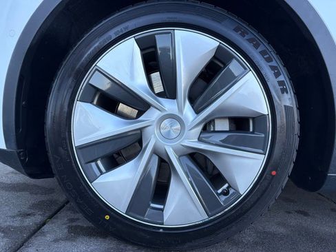 Used 2022 Tesla Model Y Long Range image 10