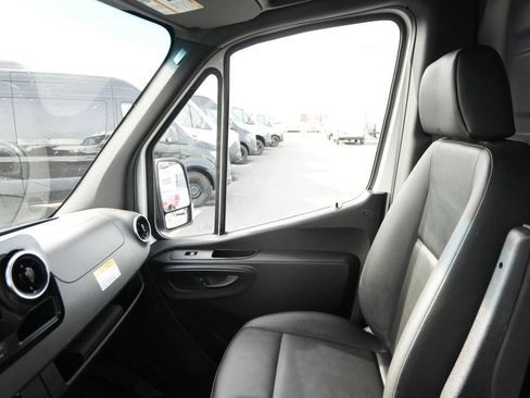 Used 2025 Mercedes-Benz Sprinter 2500 image 13