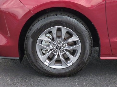 Certified 2025 Toyota Sienna XLE AWD/4WD image 7
