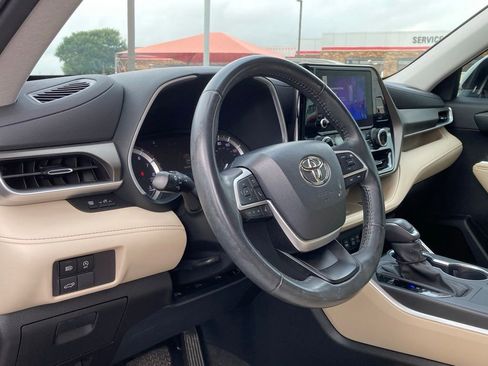 Used 2023 Toyota Highlander XLE FWD image 8