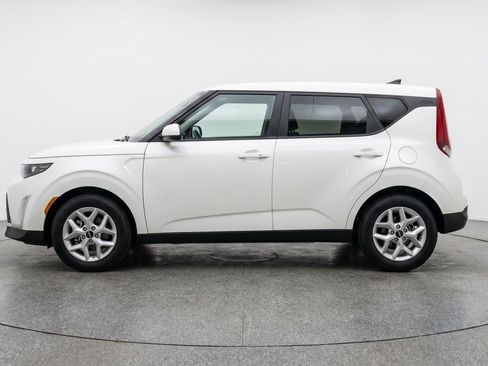 Used 2025 Kia Soul LX w/ LX Technology Package FWD image 5