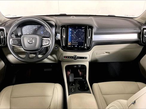 Used 2022 Volvo XC40 T4 Momentum image 15