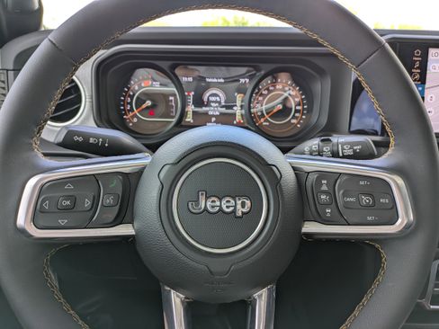 Used 2024 Jeep Wrangler Unlimited Sahara w/ Technology Group AWD/4WD image 21