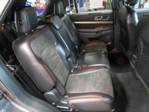 Used 2019 Ford Explorer XLT w/ Equipment Group 202A AWD/4WD image 29