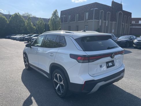 Used 2025 Volkswagen Tiguan SE image 5