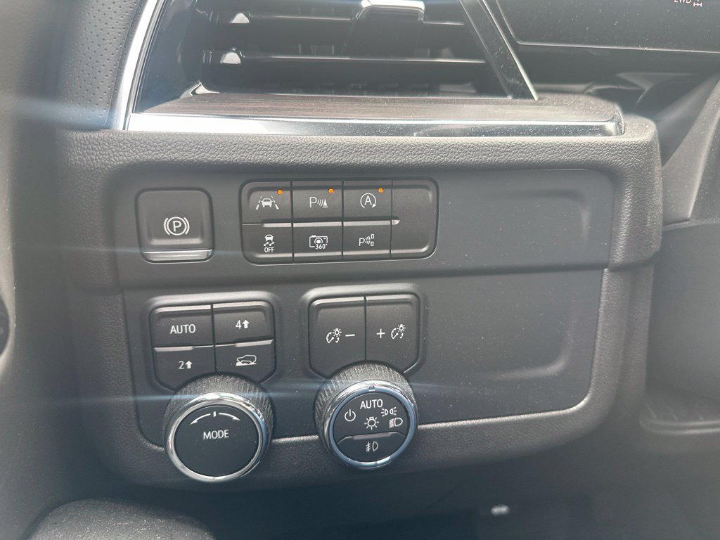 Used 2025 Chevrolet Suburban Premier AWD/4WD image 24