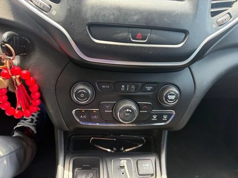 Used 2019 Jeep Cherokee Latitude w/ Popular Appearance Group FWD image 14