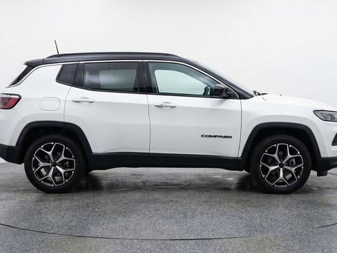 Used 2025 Jeep Compass Limited image 11
