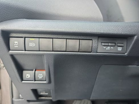 Used 2022 Toyota Sienna XSE image 27