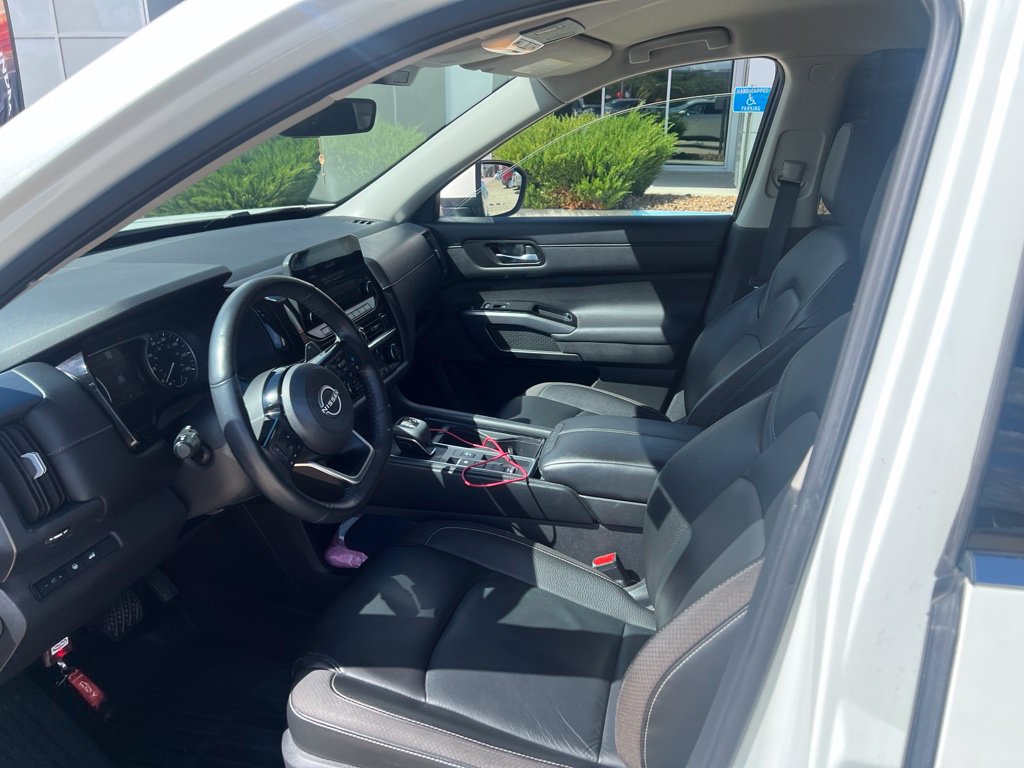 Used 2023 Nissan Pathfinder SL w/ Lighting Package (N92) FWD image 2