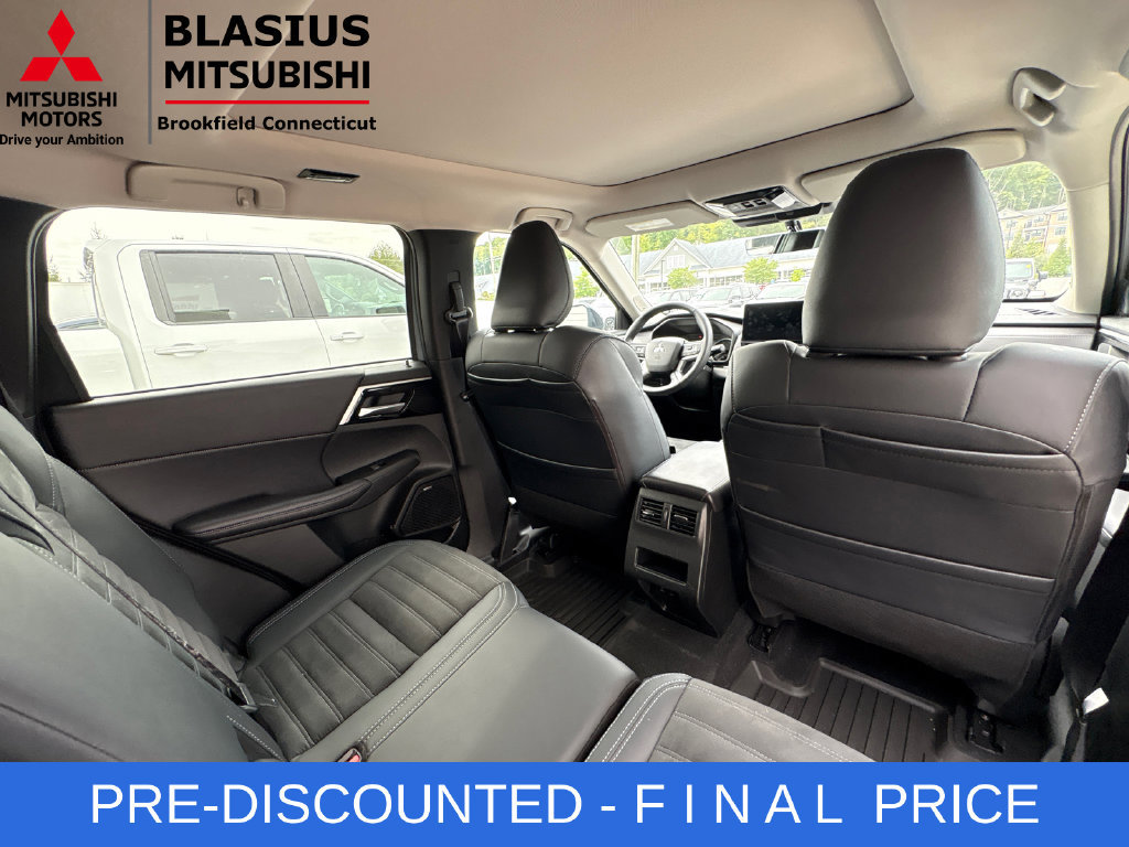 Used 2025 Mitsubishi Outlander AWD image 39