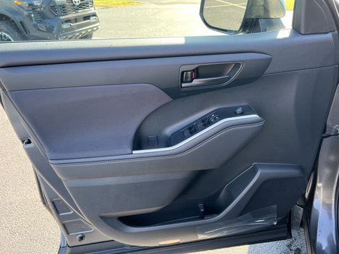 New 2024 Toyota Highlander FWD image 13