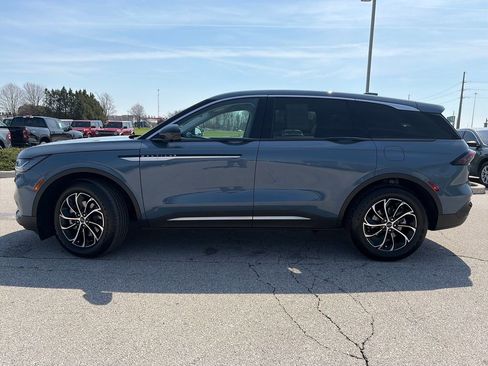 Used 2025 Lincoln Nautilus Premier image 4