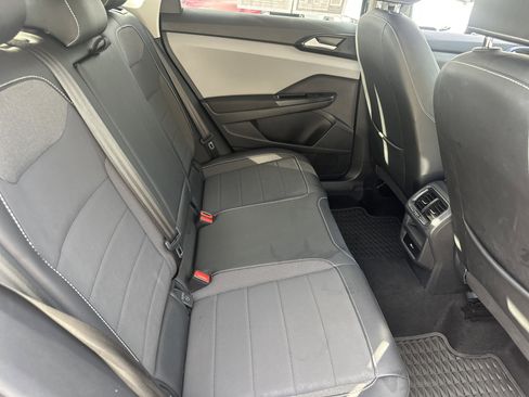 Used 2022 Volkswagen Taos SE w/ Driver Assistance Package FWD image 14