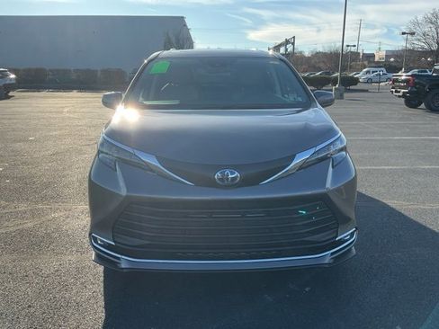 Used 2024 Toyota Sienna XLE image 2
