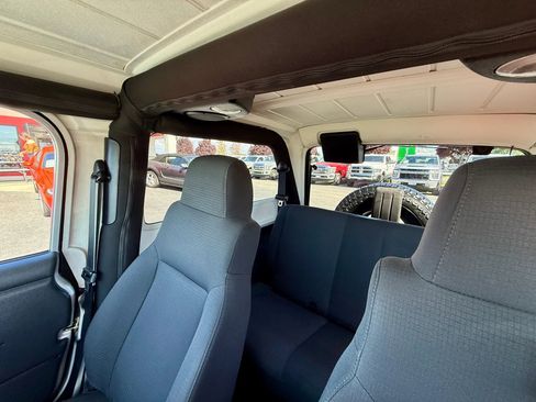 Used 2006 Jeep Wrangler Unlimited w/ Premium Audio Group AWD/4WD image 12