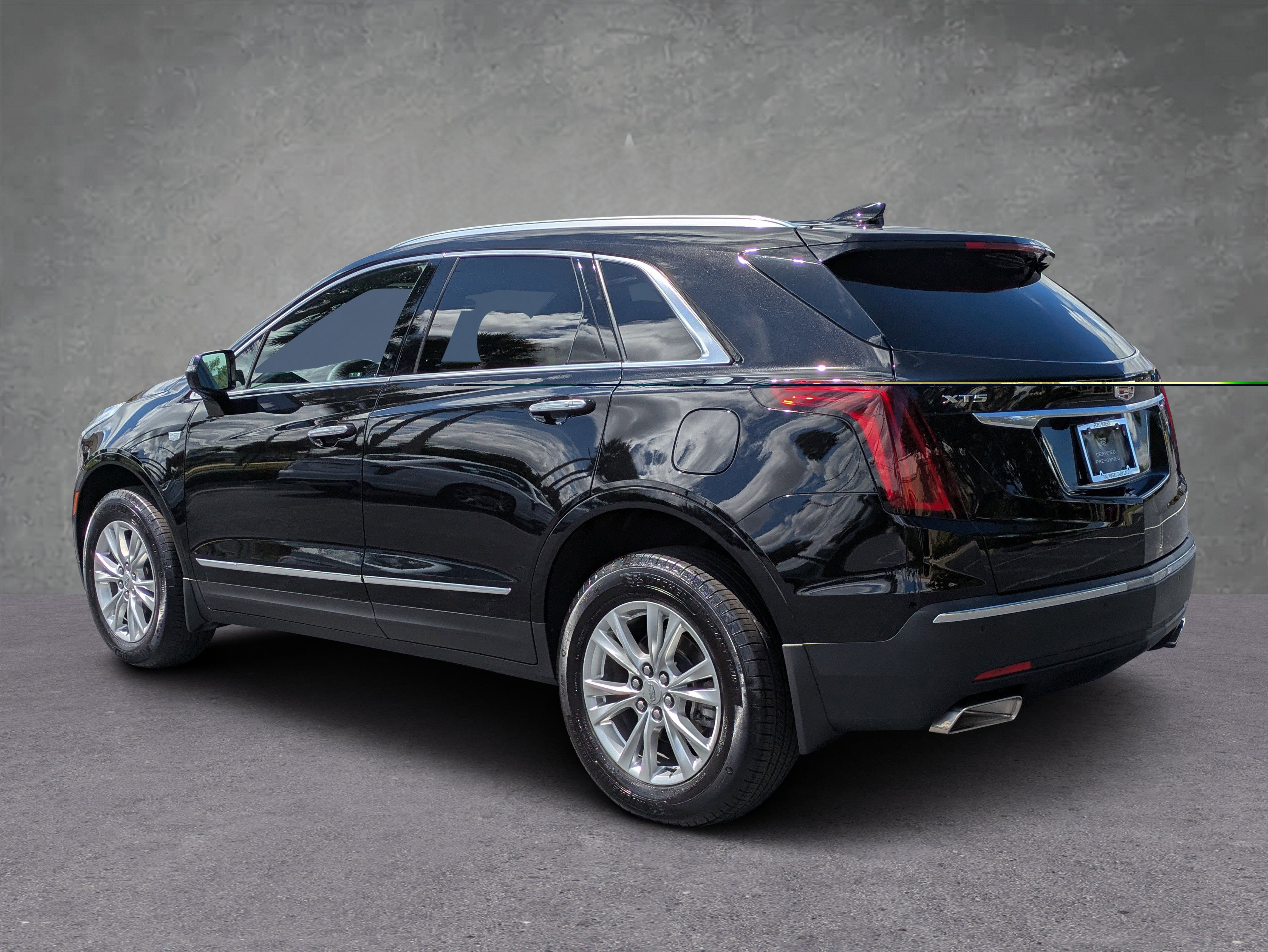 Certified 2025 Cadillac XT5 Luxury FWD image 2