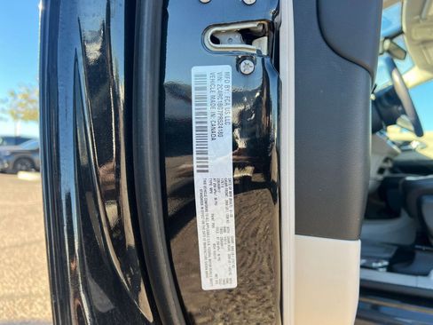 Used 2023 Chrysler Pacifica Touring-L image 29