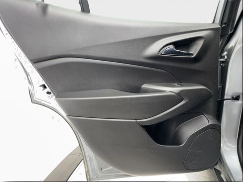 Used 2025 Chevrolet Trax RS w/ Sunroof Package image 25