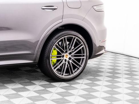 Used 2023 Porsche Cayenne Turbo S AWD/4WD image 33