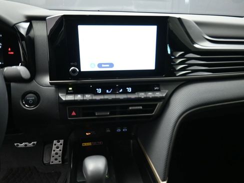 Used 2025 Toyota Camry SE image 9