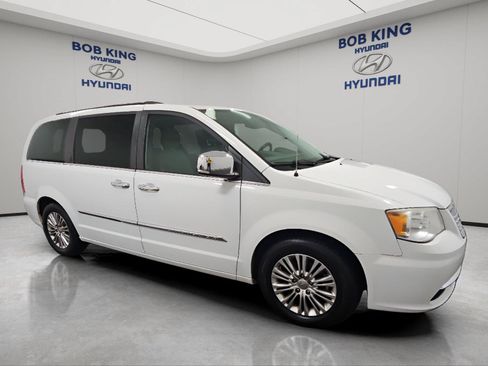 Used 2015 Chrysler Town & Country Touring-L w/ Driver Convenience Group FWD image 7