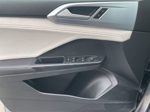 Certified 2025 Volkswagen Taos SE w/ Panoramic Sunroof Package image 23