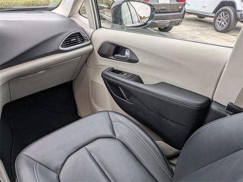 Used 2024 Chrysler Pacifica Touring-L image 20