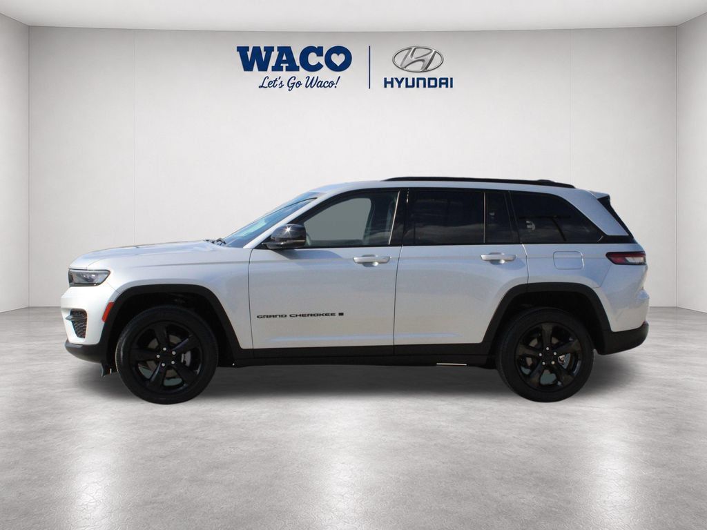 Used 2023 Jeep Grand Cherokee Altitude AWD/4WD image 4