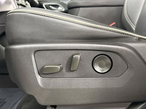 Used 2024 GMC Yukon XL SLT image 26