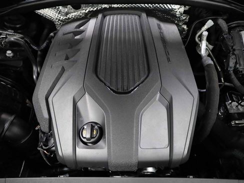 Certified 2025 Porsche Macan image 42