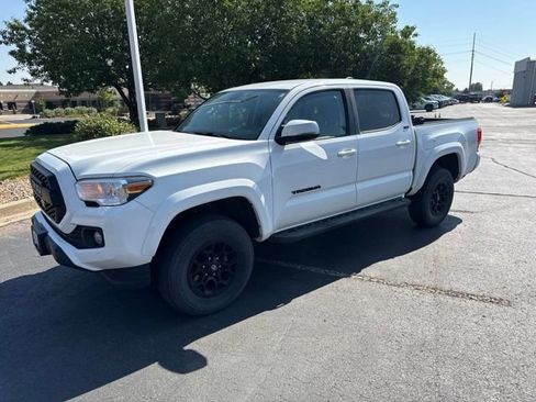 Used 2022 Toyota Tacoma SR5 AWD/4WD image 2