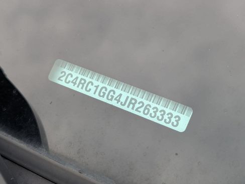 Used 2018 Chrysler Pacifica Limited w/ Tire & Wheel Group FWD image 12