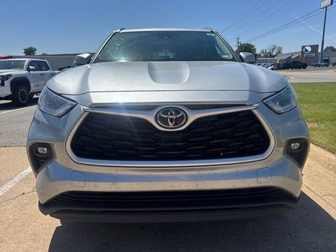 Used 2021 Toyota Highlander XLE AWD/4WD image 2