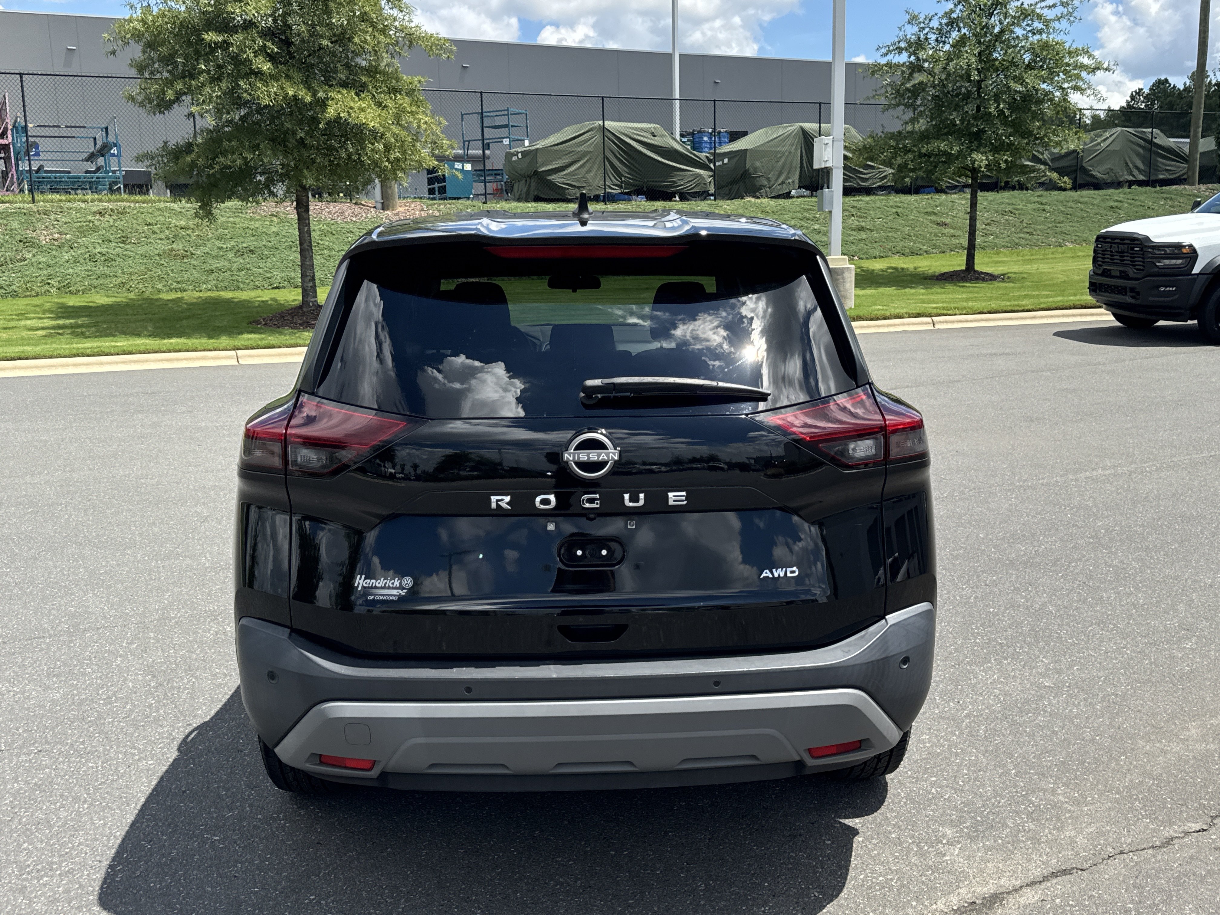 Used 2023 Nissan Rogue S AWD/4WD image 9