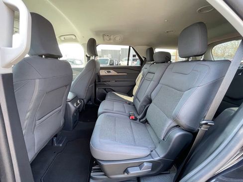 Used 2025 Ford Explorer Active AWD/4WD image 18