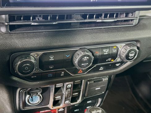 Used 2025 Jeep Wrangler Willys image 22