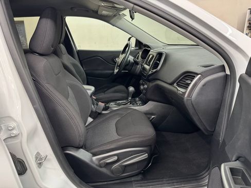 Used 2019 Jeep Cherokee Latitude w/ Cold Weather Group AWD/4WD image 29