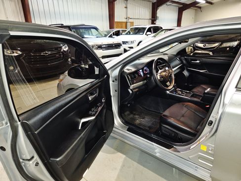 Used 2017 Toyota Camry SE w/ Moonroof Package FWD image 14