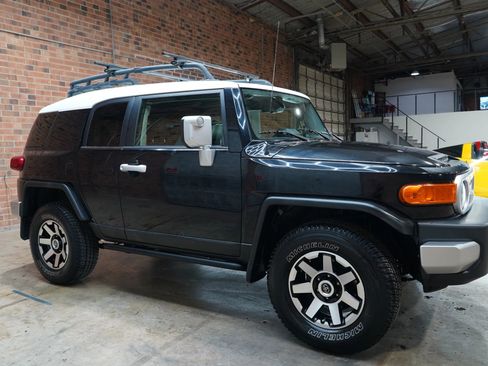Used 2013 Toyota FJ Cruiser 4WD w/ Convenience Pkg image 2