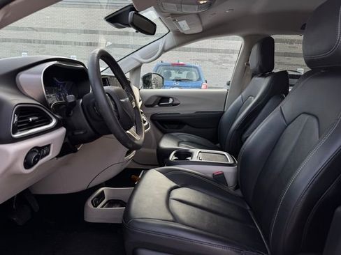 Used 2024 Chrysler Pacifica Touring-L image 16