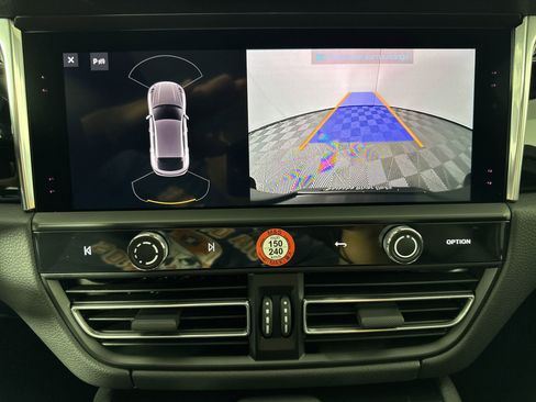 Certified 2025 Porsche Macan image 20