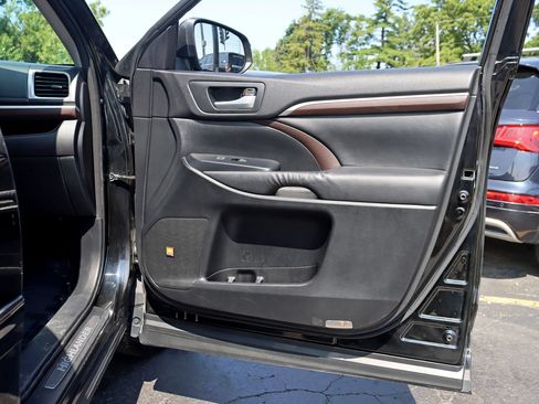 Used 2015 Toyota Highlander Limited Platinum AWD/4WD image 36