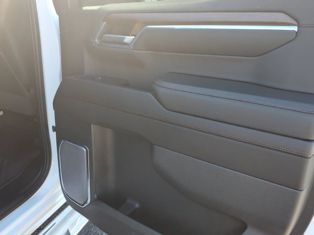 Used 2023 Chevrolet Silverado 1500 High Country w/ High Country Premium Package AWD/4WD image 14