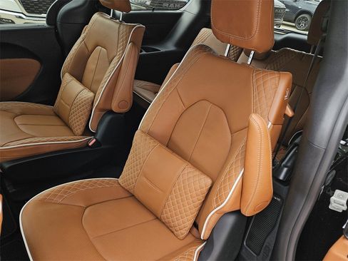 New 2026 Chrysler Pacifica Pinnacle image 14