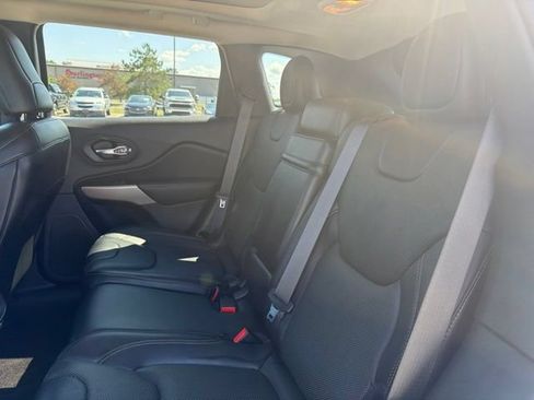 Used 2017 Jeep Cherokee Limited w/ Luxury Group AWD/4WD image 21
