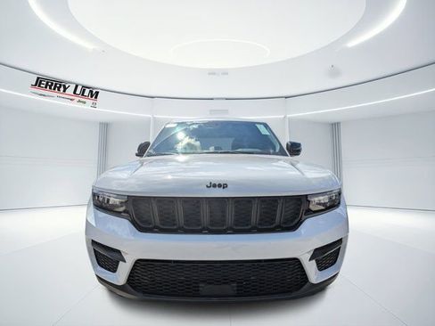 New 2025 Jeep Grand Cherokee Altitude image 7