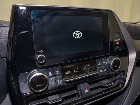 Used 2023 Toyota Highlander L image 13