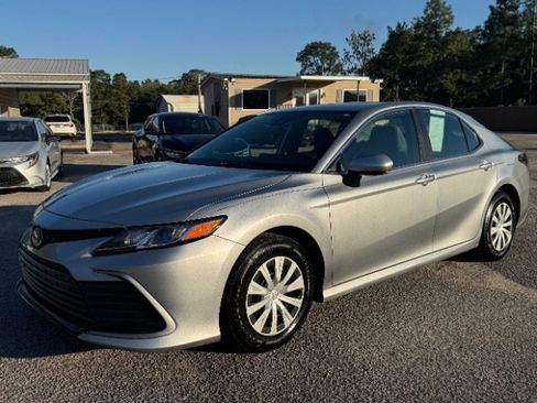 Used 2022 Toyota Camry LE image 5